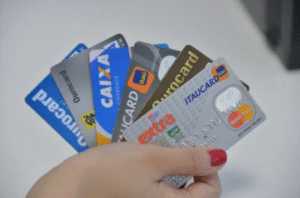 53% dos brasileiros usam o cartão de crédito para todas as compras. Será que isso é bom ou ruim?