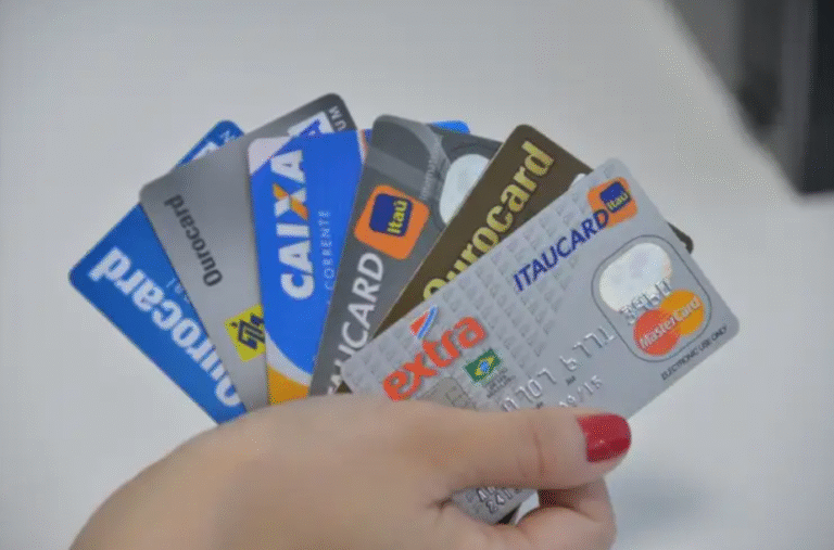 53% dos brasileiros usam o cartão de crédito para todas as compras. Será que isso é bom ou ruim?