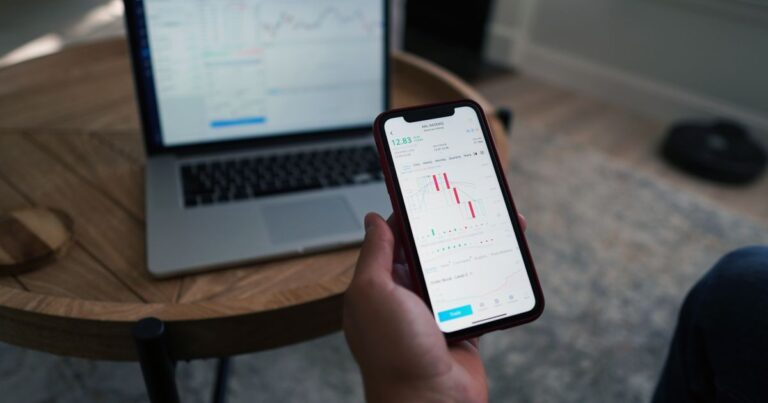 Pessoa acompanhando investimentos em aplicativo no celular