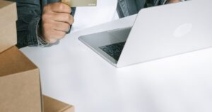 Pequeno empresário usando notebook