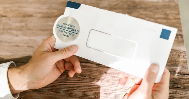 Mãos segurando envelope com proposta de crédito