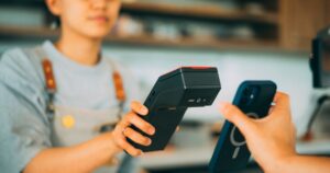 Pagamento por aproximação com o celular no caixa