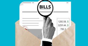 Lupa sobre contas e faturas em um envelope